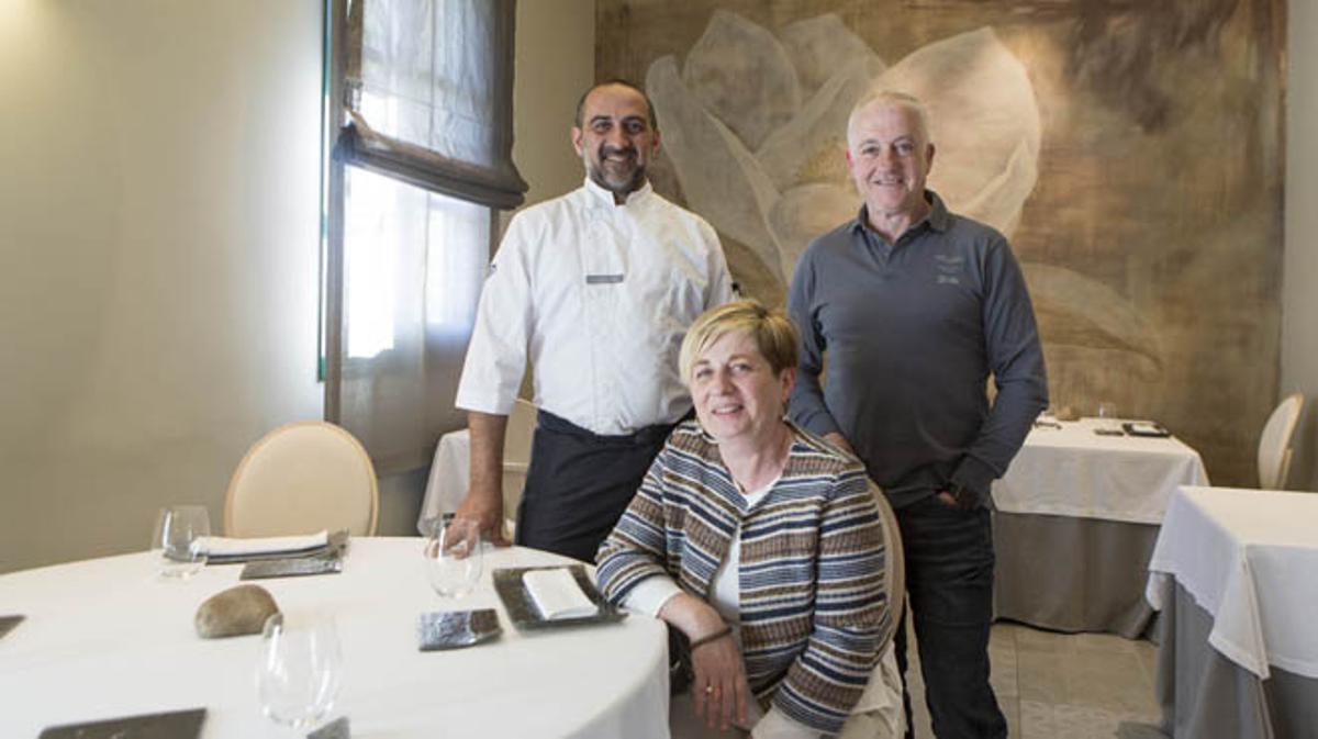 El cocinero Xavier Franco con los propietarios de Les Magnòlies, Isidre Fradera y Roser Gumà.