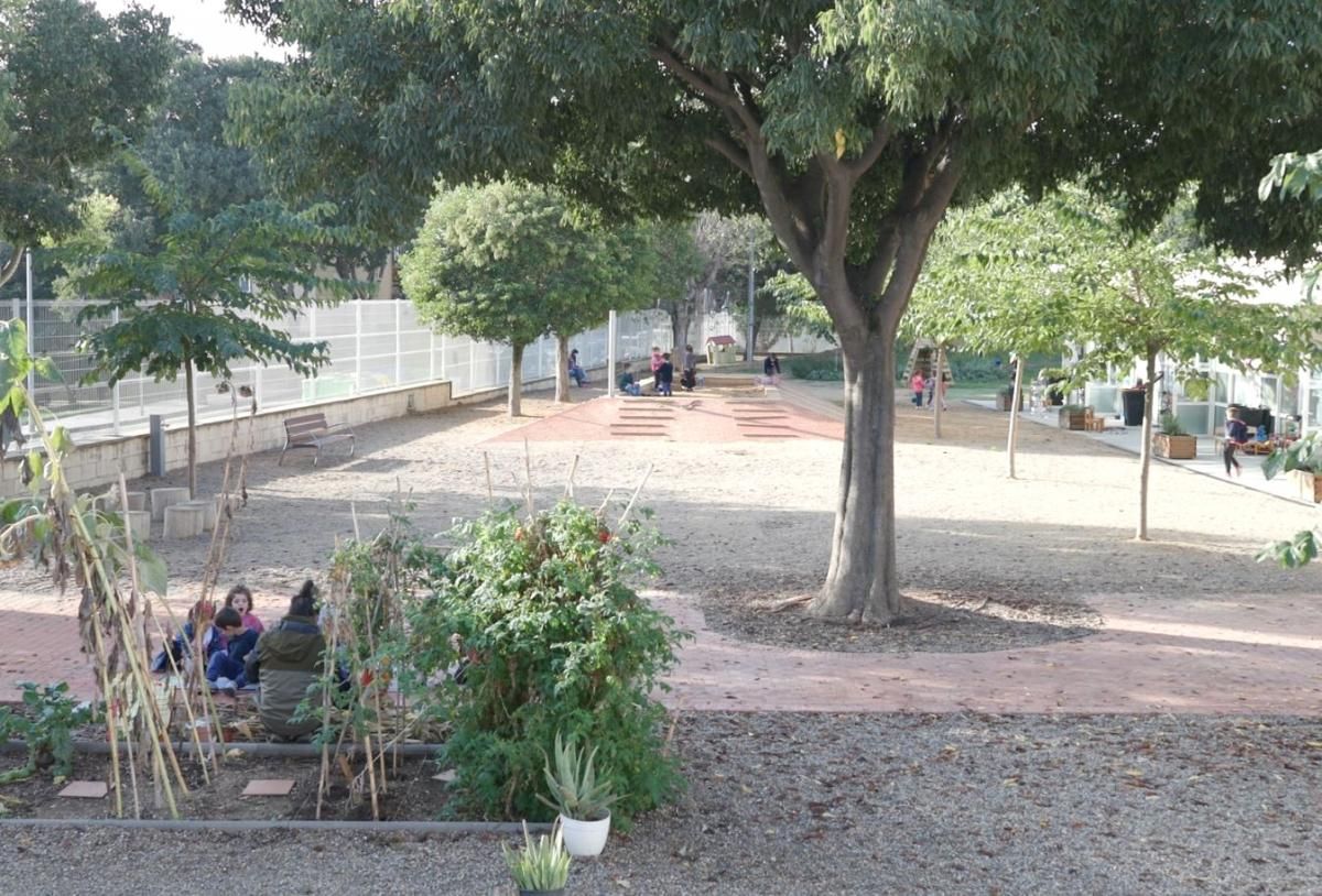 Patio de la Escuela Pau Vila Patio de la Escuela Pau Vila
