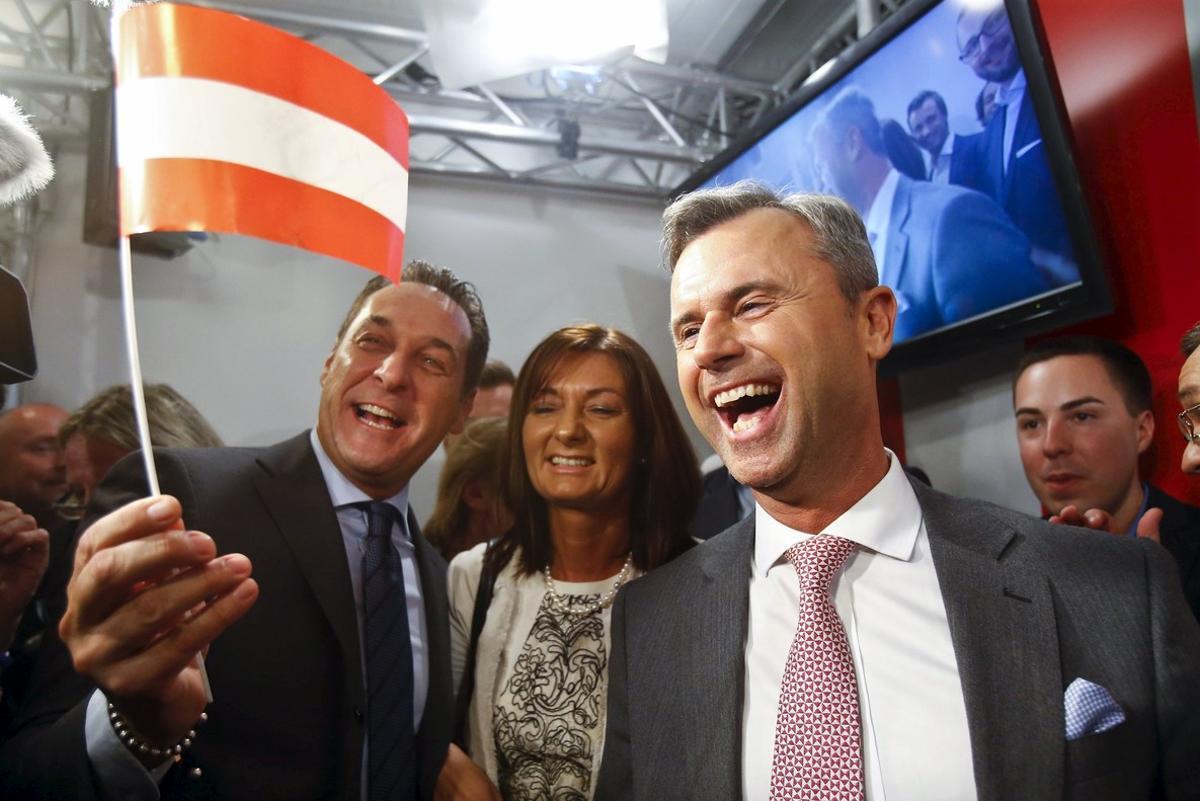 El candidato presidencial, Norbert Hofer (a la derecha), y el líder del FPO, Heinz-Christian Strache, celebran la victoria en la primera vuelta.