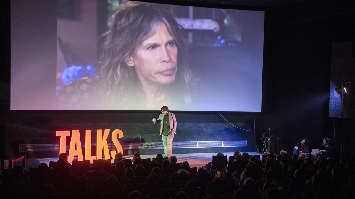 Tomàs Fuentes desmonta el mito de que el cerebro es una máquina perfecta en las últimas Charlas Talks, en los Cinemes Girona. «¿Qué veis aquí?, ¿al cantante de Aerosmith o a Alicia Sánchez-Camacho?». Una ilusión ó(PP)tica. Tomàs Fuentes desmonta el mito de que el cerebro es una máquina perfecta en las últimas Charlas Talks, en los Cinemes Girona. «¿Qué veis aquí?, ¿al cantante de Aerosmith o a Alicia Sánchez-Camacho?». Una ilusión ó(PP)tica.