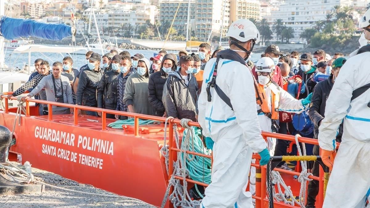 Rescate cerca de Gran Canaria de 64 ocupantes de una patera. Rescate cerca de Gran Canaria de 64 ocupantes de una patera.