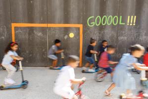 Escolares jugando en el patio de un colegio catalán este curso.