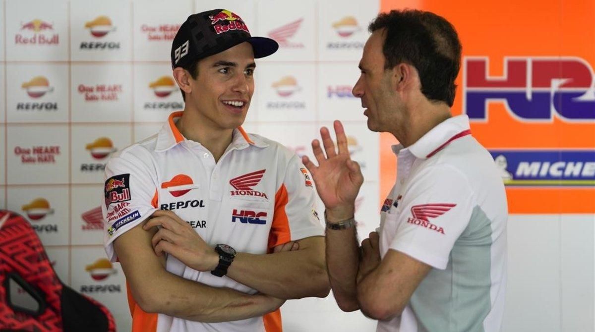 Marc Márquez y Alberto Puig conversan en el boxe del equipo Repsol Honda, en Malasia. Marc Márquez y Alberto Puig conversan en el boxe del equipo Repsol Honda, en Malasia.