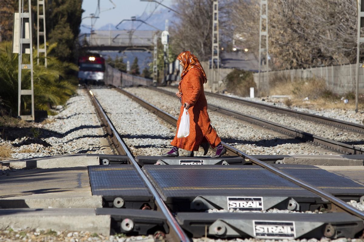 Un tren de Rodalies se aproxima al paso a nivel de Sant Feliu de Llobregat, en una imagen de hace 10 años Un tren de Rodalies se aproxima al paso a nivel de Sant Feliu de Llobregat, en una imagen de hace 10 años