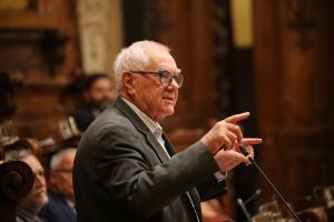 El alcaldable de ERC en Barcelona, Ernest Maragall, en el pleno del Ayuntamiento