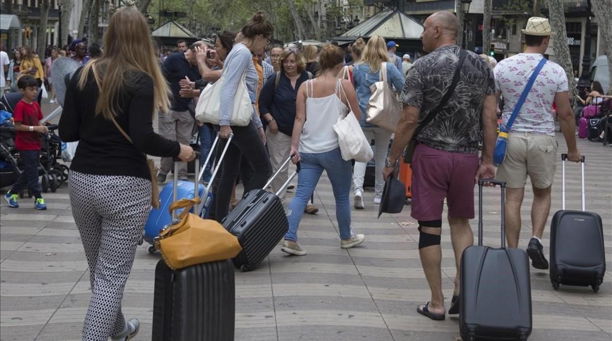 Turistas con maletas en Barcelona.