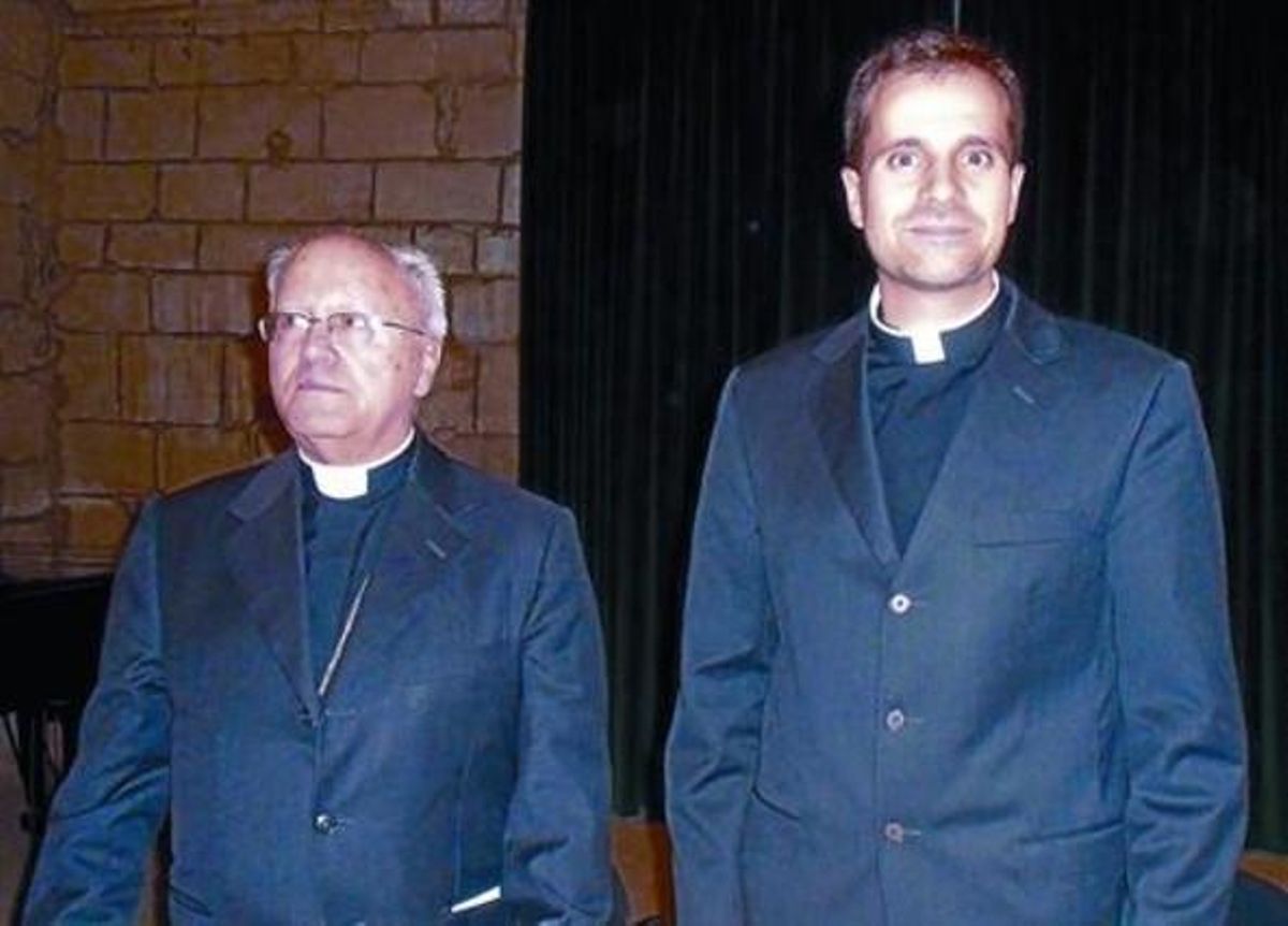 El obispo saliente, Jaume Traserra (a la izquierda), con su sucesor en la diócesis de Solsona, Xavier Novell. El obispo saliente, Jaume Traserra (a la izquierda), con su sucesor en la diócesis de Solsona, Xavier Novell.