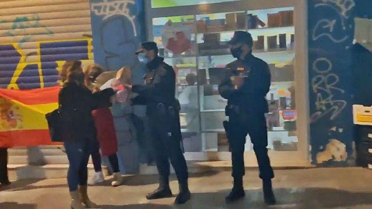 Fotograma del vídeo del momento en que dos agentes de la Policía Nacional reciben el ramo, en València. Fotograma del vídeo del momento en que dos agentes de la Policía Nacional reciben el ramo, en València.