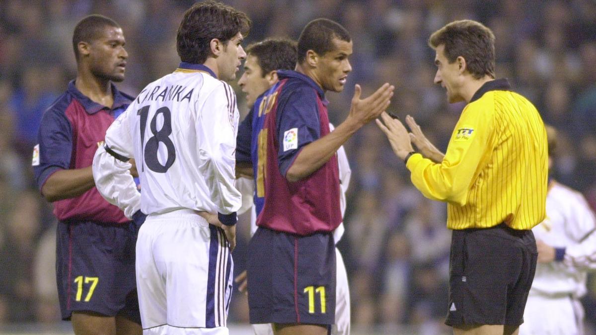 Ansuátegui Roca discute con Rivaldo en el clásico Madrid-Barça jugado en febrero de 2000.
