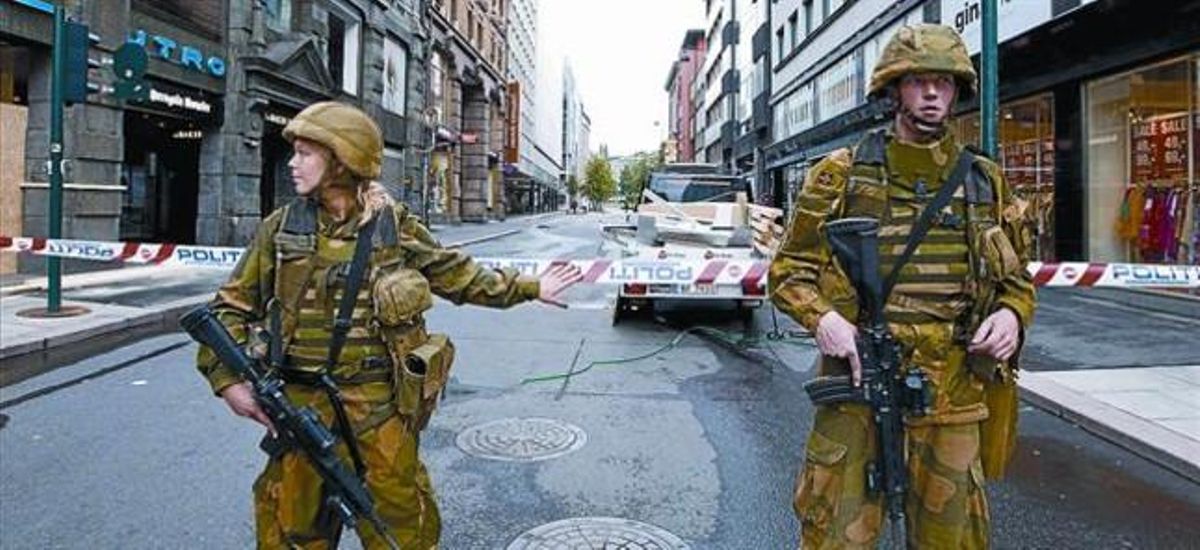 Seguridad extrema 8 Dos soldados noruegos a la entrada del área acordonada de la capital noruega, ayer. Seguridad extrema 8 Dos soldados noruegos a la entrada del área acordonada de la capital noruega, ayer.