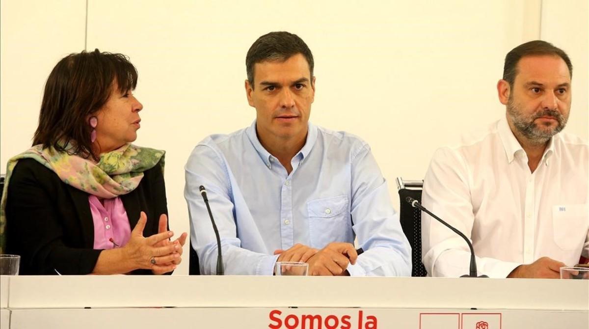 Pedro Sánchez, junto a sus principales colaboradores, este lunes. Pedro Sánchez, junto a sus principales colaboradores, este lunes.
