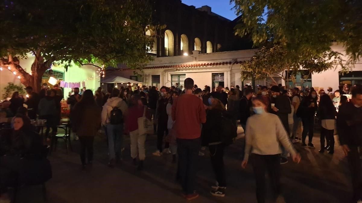 Imagen de la celebración en la parroquia de Barcelona desalojada por la Guardia Urbana. Imagen de la celebración en la parroquia de Barcelona desalojada por la Guardia Urbana.