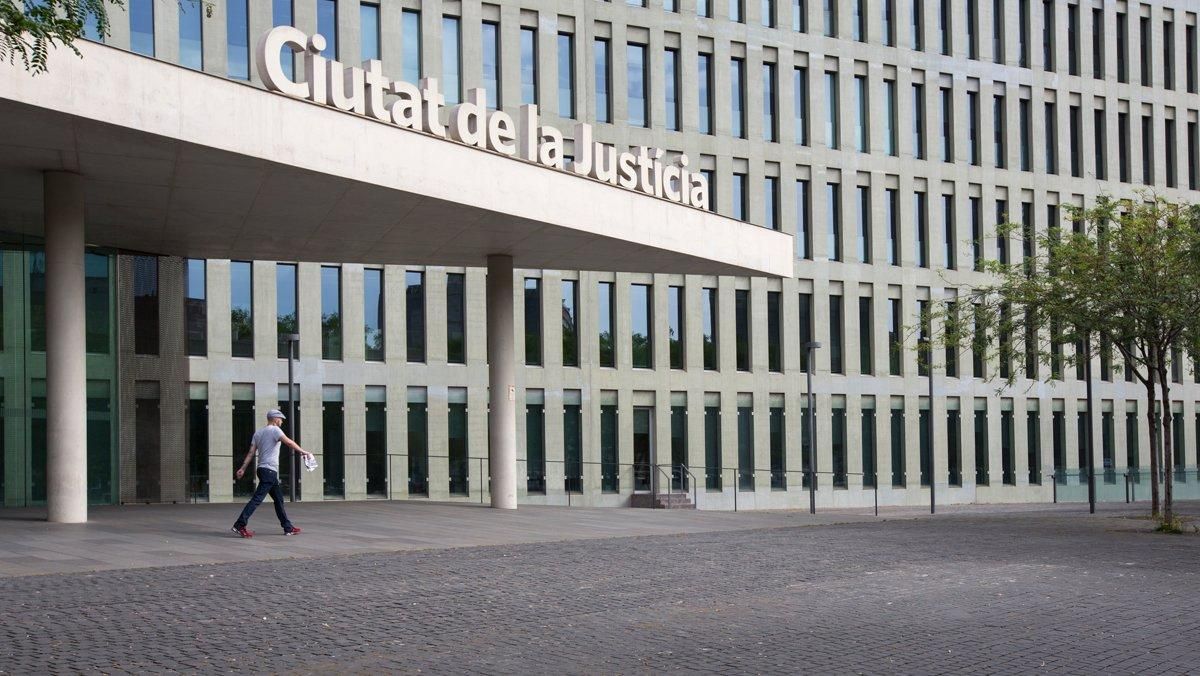 Entrada a la Ciutat de la Justícia, en L’Hospitalet de Llobregat. Entrada a la Ciutat de la Justícia, en L’Hospitalet de Llobregat.