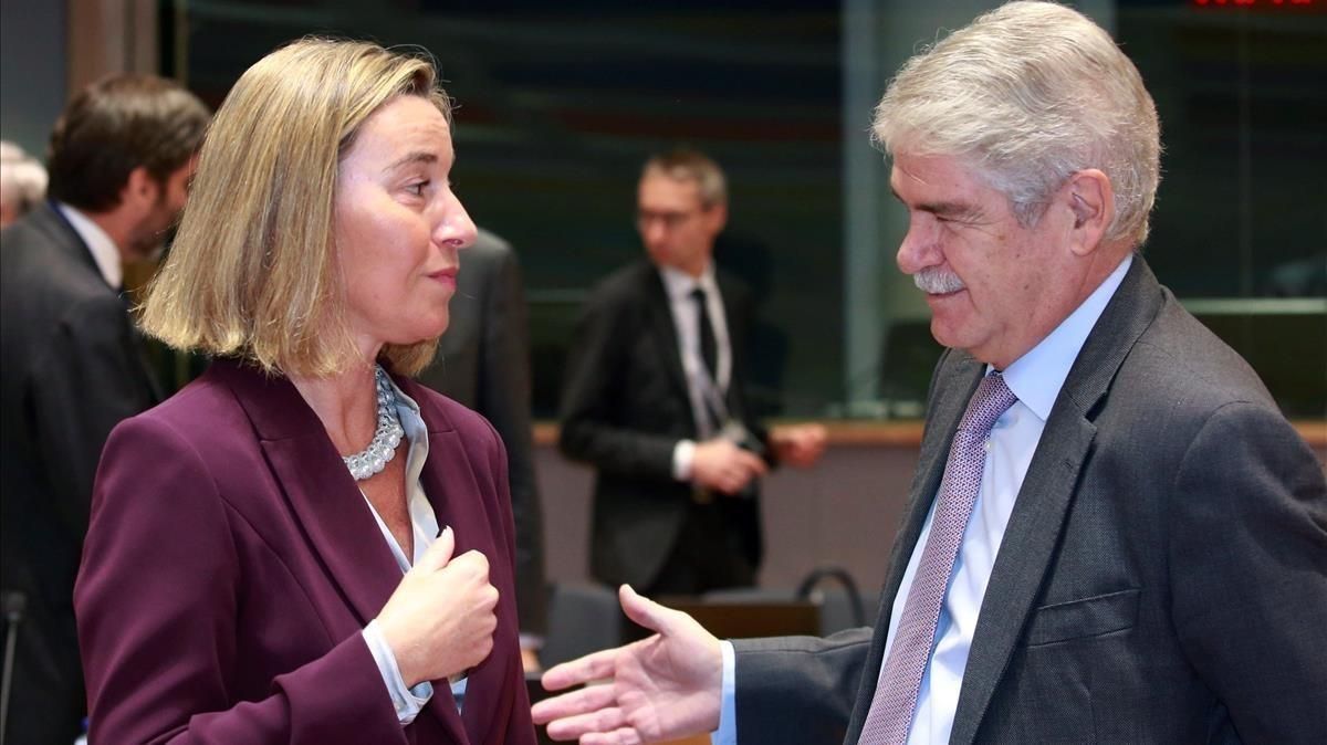 El ministro de Asuntos Exteriores, Alfonso Dastis, conversa con la jefa de la diplomacia europea, Federica Mogherini. El ministro de Asuntos Exteriores, Alfonso Dastis, conversa con la jefa de la diplomacia europea, Federica Mogherini.