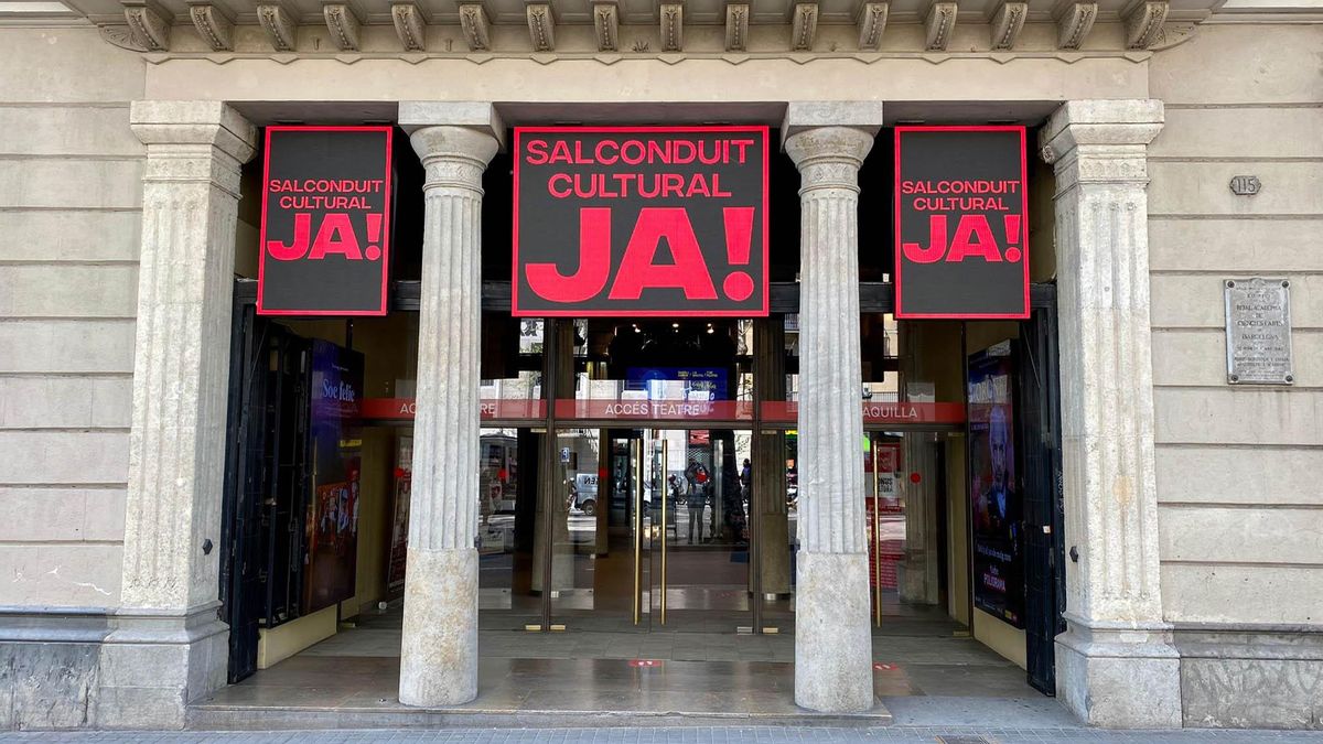 Carteles reclamando el salvoconducto cultural en el Teatre Poliorama. Carteles reclamando el salvoconducto cultural en el Teatre Poliorama.