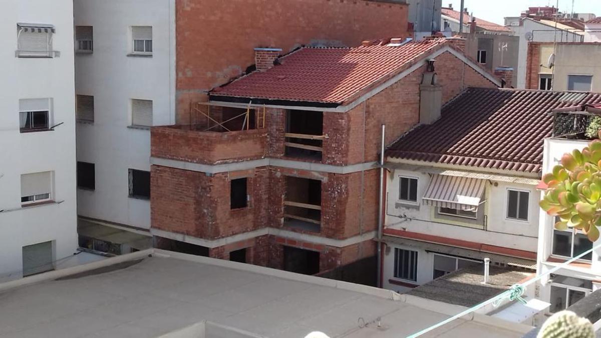 El polémico edificio de la calle Enric Morera, de El Prat de Llobregat. 