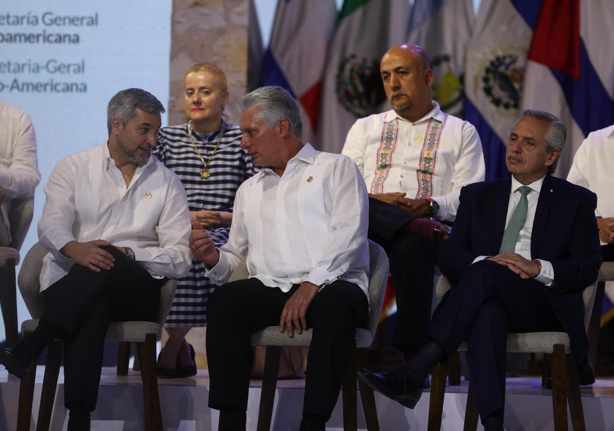 El presidente de Paraguay, Mario Abdo Benítez (der.), su homólogo de Cuba, Miguel Díaz-Canel (c) y el presidente de Argentina, Alberto Fernández, en la XXVIII Cumbre Iberoamericana.