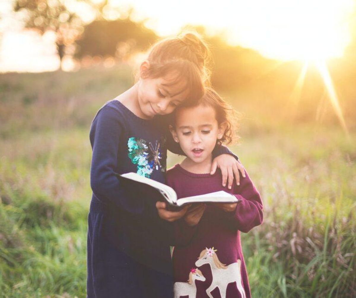Los niños confían en lo que escuchan y los adultos en lo que ven Los niños confían en lo que escuchan y los adultos en lo que ven