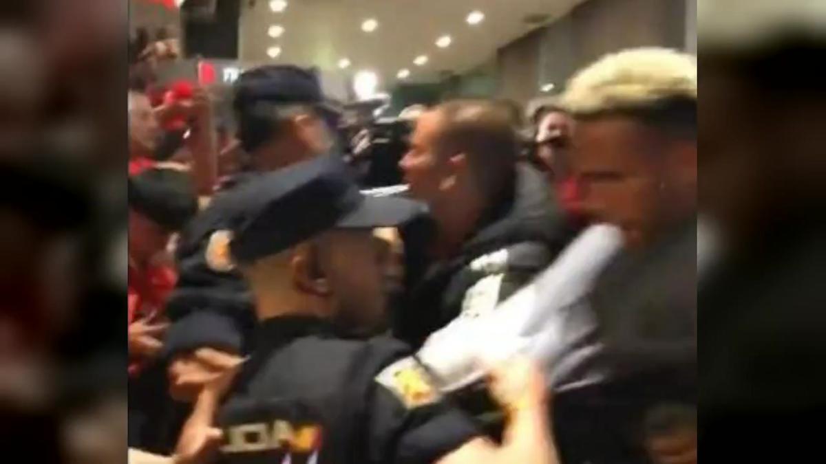 Vídeo | Baralla entre la policia i jugadors de la selecció peruana de futbol fora d’un hotel de Madrid