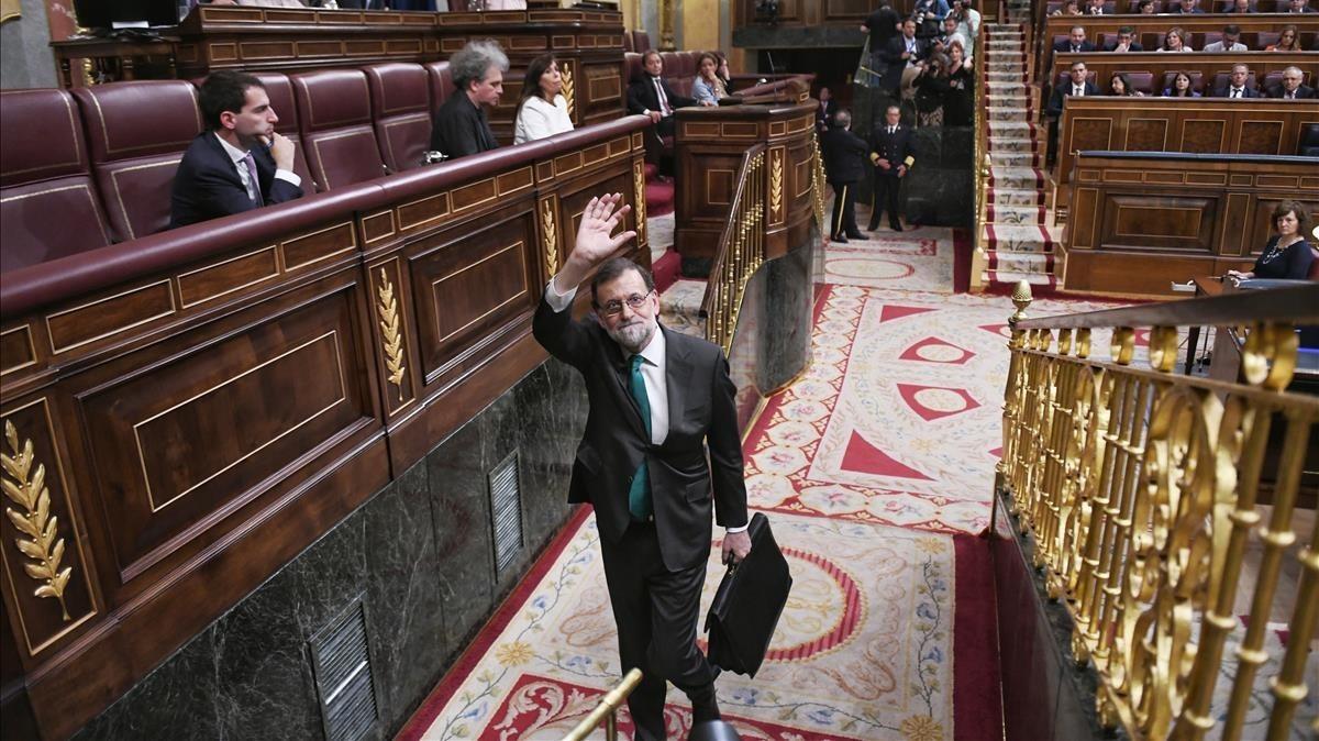 Mariano Rajoy abandona el Congreso, tras la sesión matutina del debate de la moción.