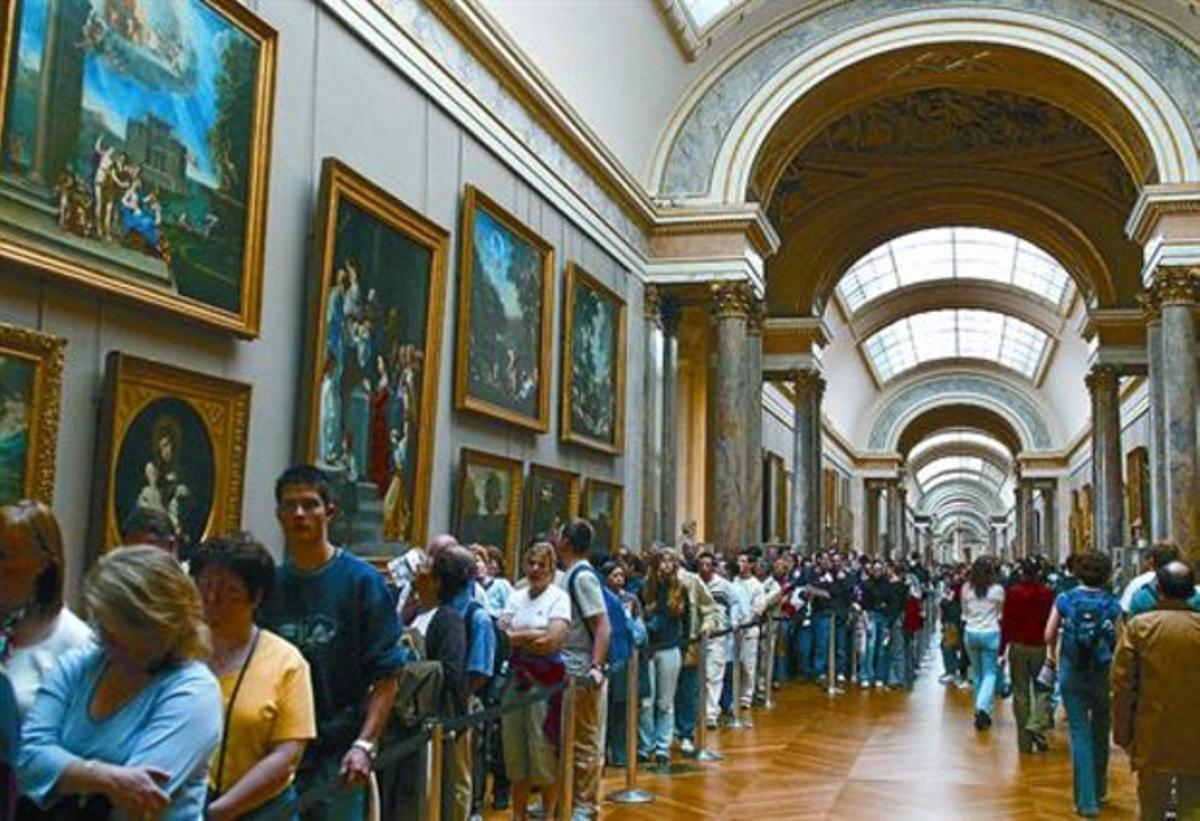 Colas en el Museo del Louvre en un pasillo que conduce a la sala donde se expone ’La Gioconda’.