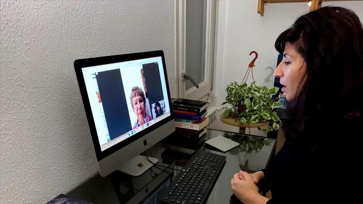 La mexicana Fabiola Eme, hablando con su madre desde su piso de Gràcia. La mexicana Fabiola Eme, hablando con su madre desde su piso de Gràcia.