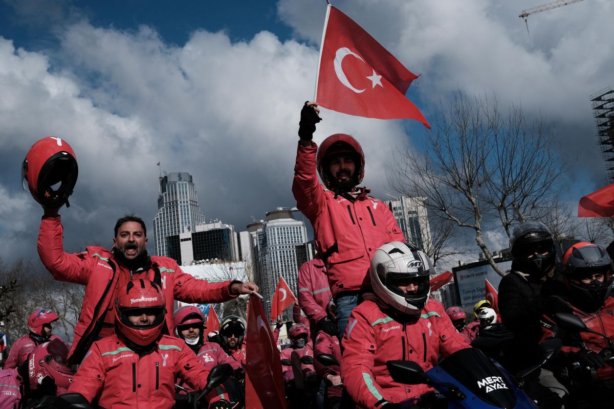 Protestas de los motoristas de la empresa Yemeksepeti en Estambul ayer jueves. Protestas de los motoristas de la empresa Yemeksepeti en Estambul ayer jueves.