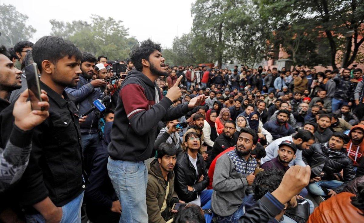 Protesta universitaria en Nueva Delhi contra la nueva ley de ciudadanía. Protesta universitaria en Nueva Delhi contra la nueva ley de ciudadanía.
