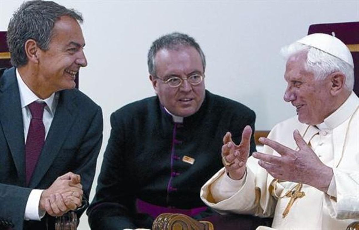 Zapatero y Benedicto XVI conversan, con ayuda de un intérprete, ayer en el aeropuerto de El Prat. Zapatero y Benedicto XVI conversan, con ayuda de un intérprete, ayer en el aeropuerto de El Prat.