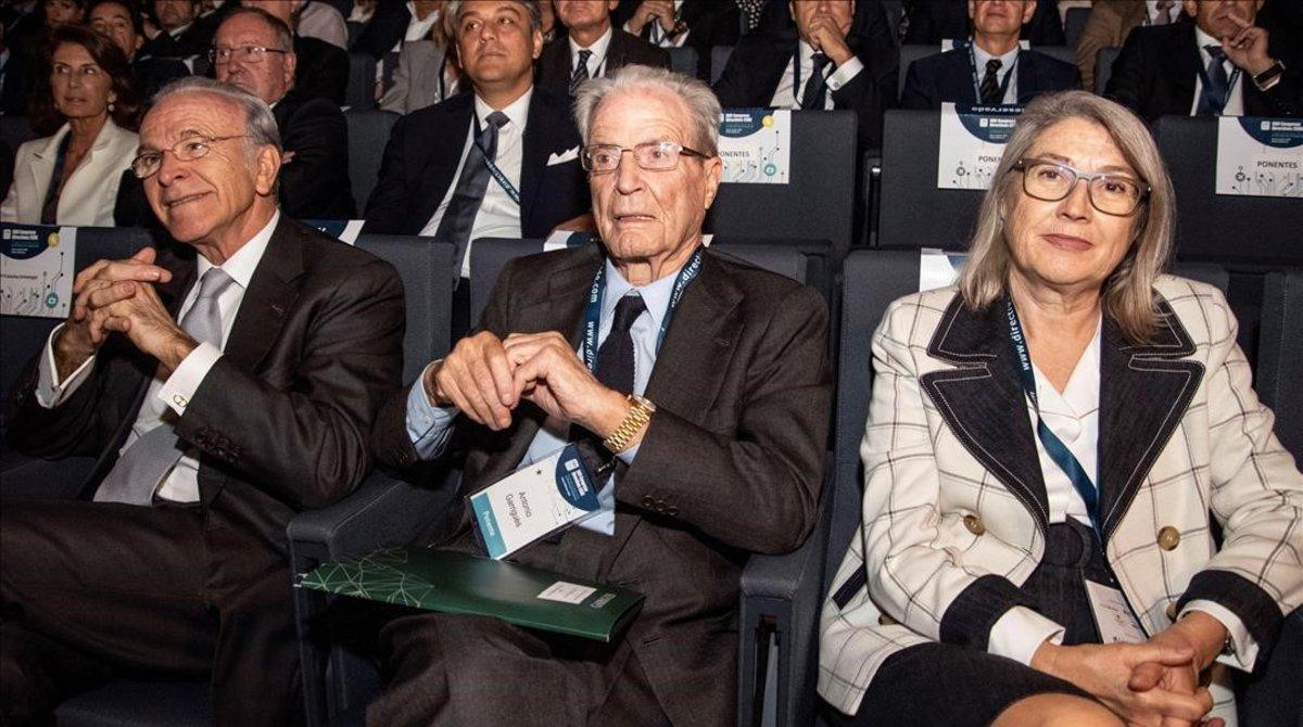 El presidente de la Fundación Bancaria de La Caixa, Isidre Fainé, junto al presidente del Senado de la Fundación CEDE, Antonio Garrigues, y la empresaria hotelera Camen Riu, en el XVII Congreso CEDE en Palma de Mallorca.