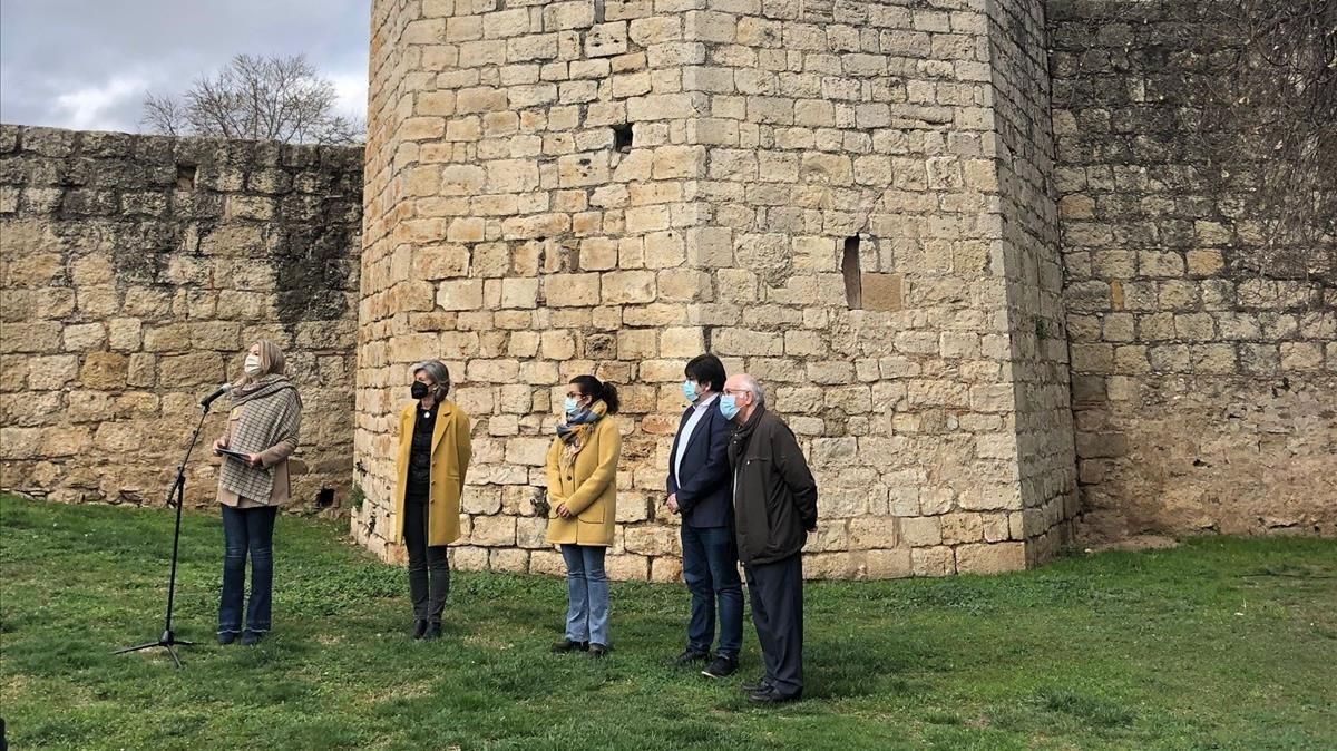 La vicepresidenta primera Carmela Fortuny i el diputat Pere Pons entregan a la alcaldesa de Sant Cugat, Mireia Ingla, el proyecto de reforma de la muralla. La vicepresidenta primera Carmela Fortuny i el diputat Pere Pons entregan a la alcaldesa de Sant Cugat, Mireia Ingla, el proyecto de reforma de la muralla.