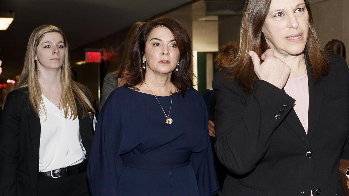 Annabella Sciorra llega al juzgado para declarar como testigo contra Harvey Weinstein, en Nueva York, este jueves. 