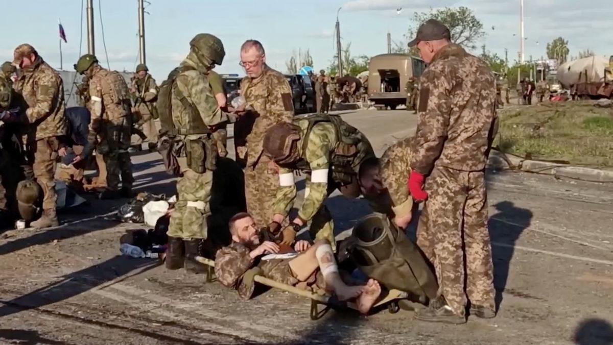 Los militares ucranianos de la acería de Azovstal se entregan.