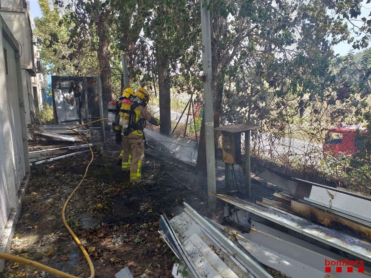 Un incendio quema 200 metros de matorrales en la Riera del Fonollar de Sant Boi Un incendio quema 200 metros de matorrales en la Riera del Fonollar de Sant Boi
