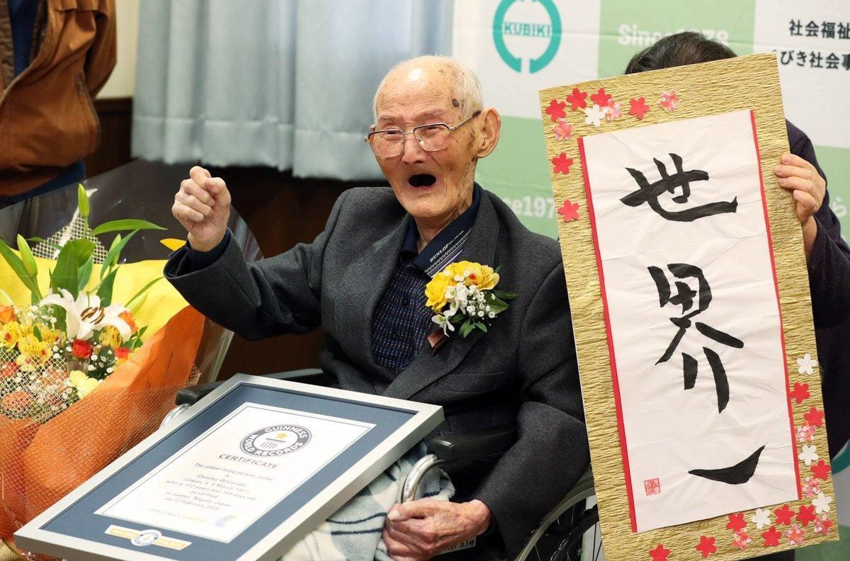 Joetsu (Japan), 12/02/2020.- Japanese 112-year-old Chitetsu Watanabe poses for photographers in Joetsu, Niigata Prefecture, Japan, 12 February 2020. Chitetsu Watanabe has been recognized as world’s oldest living man by Guinness World Records. The characters on the right read ’World Number One’. (Japón) EFE/EPA/JAPAN POOL JAPAN OUT EDITORIAL USE ONLY/ NO ARCHIVES Joetsu (Japan), 12/02/2020.- Japanese 112-year-old Chitetsu Watanabe poses for photographers in Joetsu, Niigata Prefecture, Japan, 12 February 2020. Chitetsu Watanabe has been recognized as world’s oldest living man by Guinness World Records. The characters on the right read ’World Number One’. (Japón) EFE/EPA/JAPAN POOL JAPAN OUT EDITORIAL USE ONLY/ NO ARCHIVES