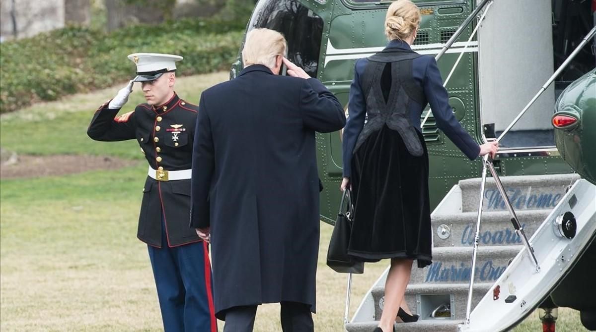 Trump y su hija Ivanka embarcan en el helicóptero Marine One, en la Casa Blanca, para dirigirse a la base de Dover, el 1 de febrero. Trump y su hija Ivanka embarcan en el helicóptero Marine One, en la Casa Blanca, para dirigirse a la base de Dover, el 1 de febrero.