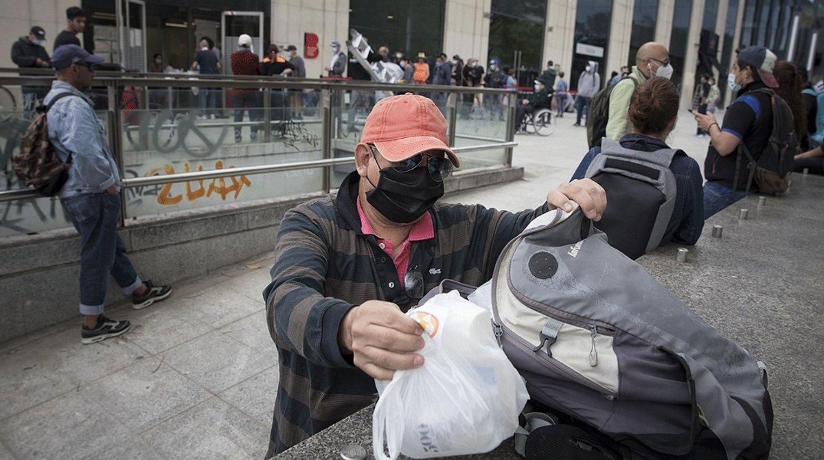 Cola para recoger artículos de primera necesidad que distribuye el Banc dels Aliments, en el SAIER de Barcelona, el 9 de mayo. Cola para recoger artículos de primera necesidad que distribuye el Banc dels Aliments, en el SAIER de Barcelona, el 9 de mayo.