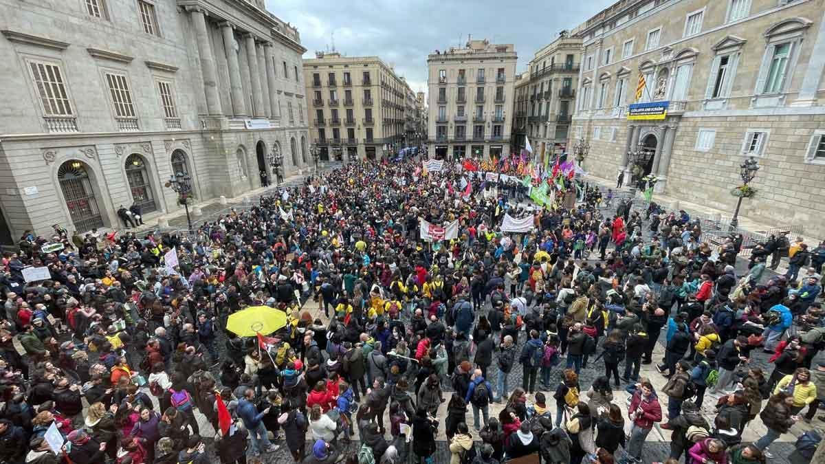 Manifestación de los profesores en la plaza de Sant Jaume.