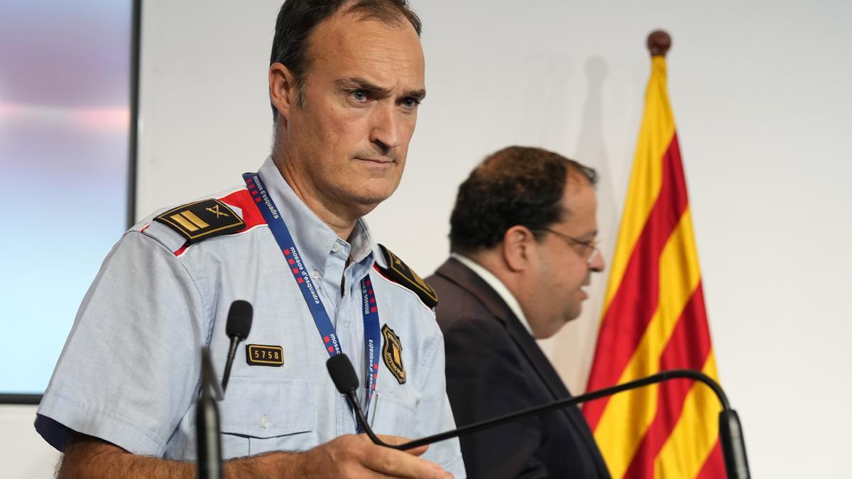El conseller de Interior, Joan Ignasi Elena (al fondo), acompañado por el comisario jefe de los Mossos d´Escuadra, Eduard Sallent. El conseller de Interior, Joan Ignasi Elena (al fondo), acompañado por el comisario jefe de los Mossos d´Escuadra, Eduard Sallent.