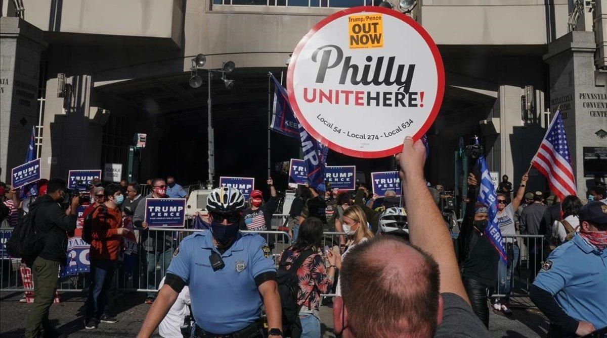 Un manifestante muestra un cartel frente a los partidarios de Trump a las puertyas del Centro de Convenciones de Pensilvania, en Filadelfia. Un manifestante muestra un cartel frente a los partidarios de Trump a las puertyas del Centro de Convenciones de Pensilvania, en Filadelfia.