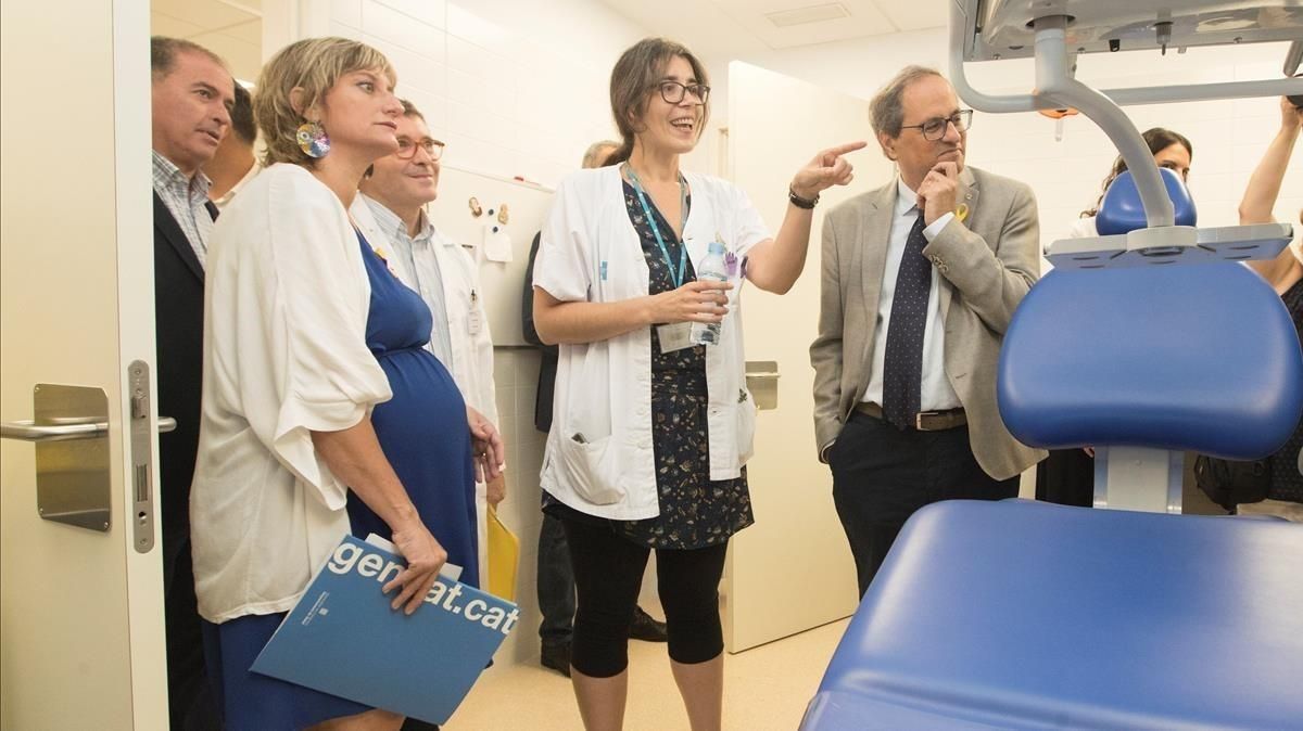 El ’president’ Torra y la ’consellera’ Vergés en la visita al nuevo CAP de La Mina, en Sant Adrià. El ’president’ Torra y la ’consellera’ Vergés en la visita al nuevo CAP de La Mina, en Sant Adrià.