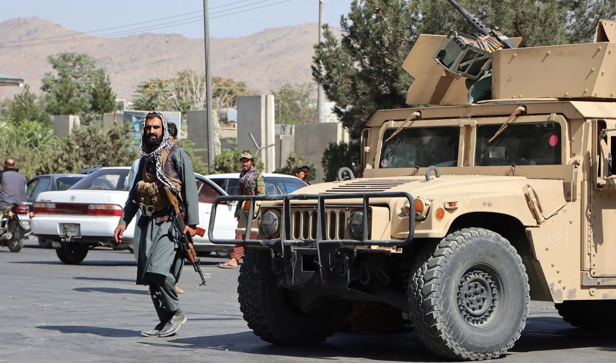Talibanes armados controlan el accedo al aeropuerto de Kabul el pasado mes de agosto. Talibanes armados controlan el accedo al aeropuerto de Kabul el pasado mes de agosto.