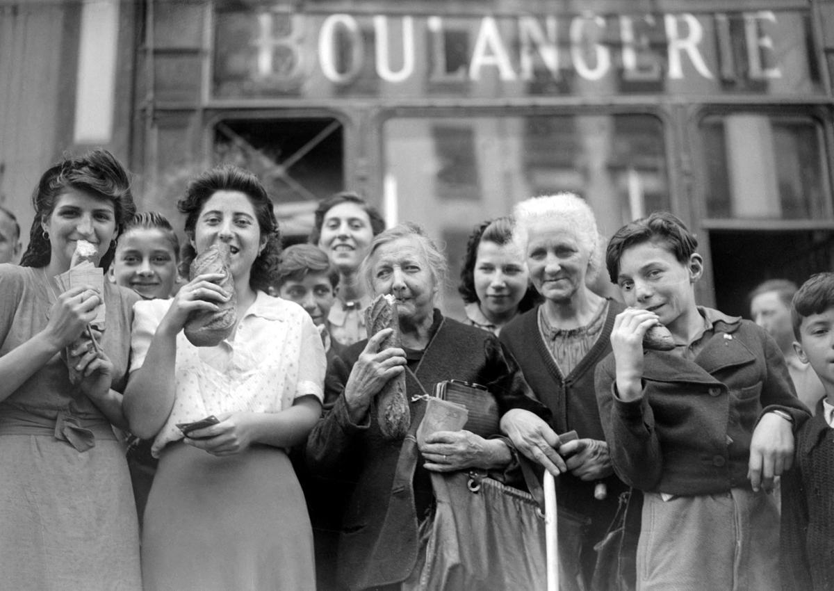 En la imagen de archivo tomada el 27 de agosto de 1944, se ve a los parisinos comprando pan tras años de vivir de raciones.
