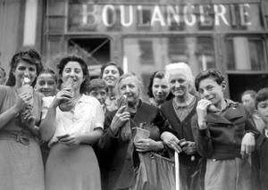 En la imagen de archivo tomada el 27 de agosto de 1944, se ve a los parisinos comprando pan tras años de vivir de raciones.