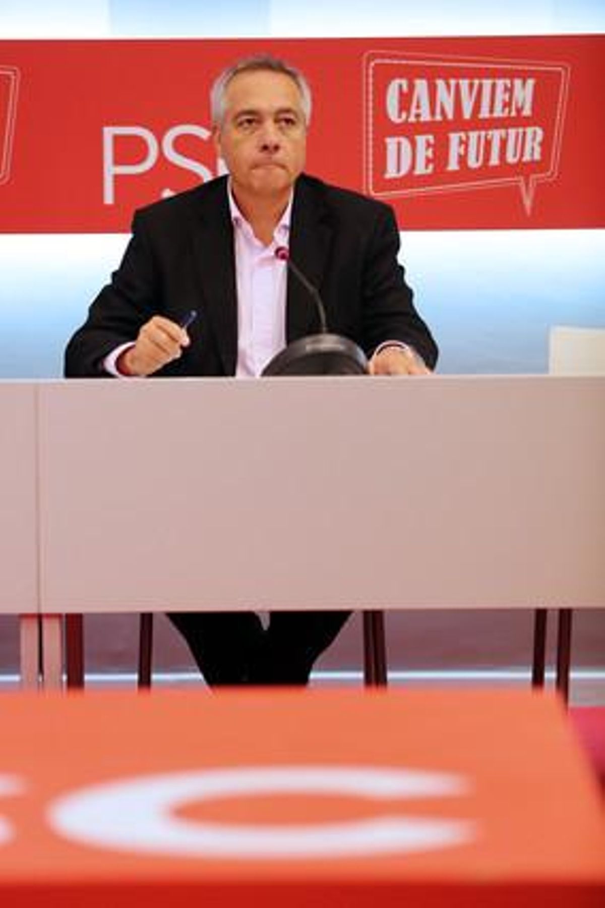 Pere Navarro, primer secretario del PSC, interviene en la reunión del Grupo Parlamentario Socialista en la sede del partido. Pere Navarro, primer secretario del PSC, interviene en la reunión del Grupo Parlamentario Socialista en la sede del partido.