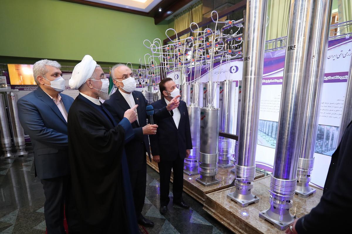 El Presidente iraní Hassan Rouhani junto  al jefe de la organización nuclear iraní Ali Akbar Salehi en una exhibición de logros nucleares
