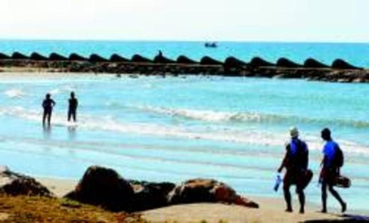 Bañistas junto a uno de los espigones de las playas de Cunit, ayer. Bañistas junto a uno de los espigones de las playas de Cunit, ayer.