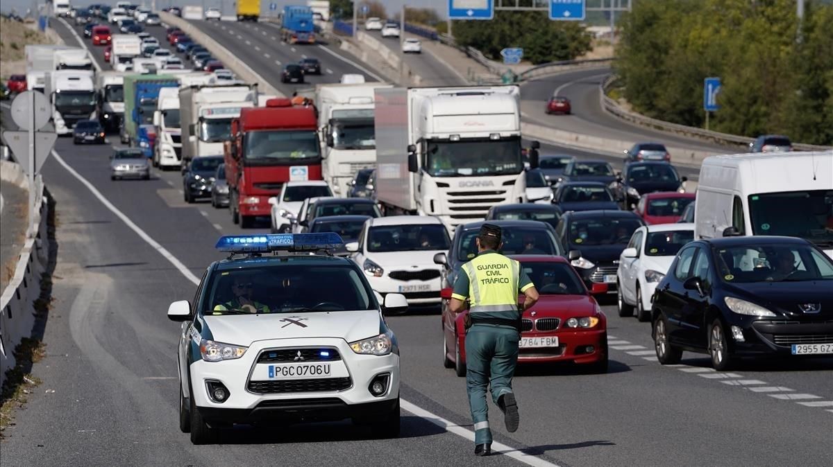 Guardia civil en la autovia A4 a la salida de Madrid. Guardia civil en la autovia A4 a la salida de Madrid.