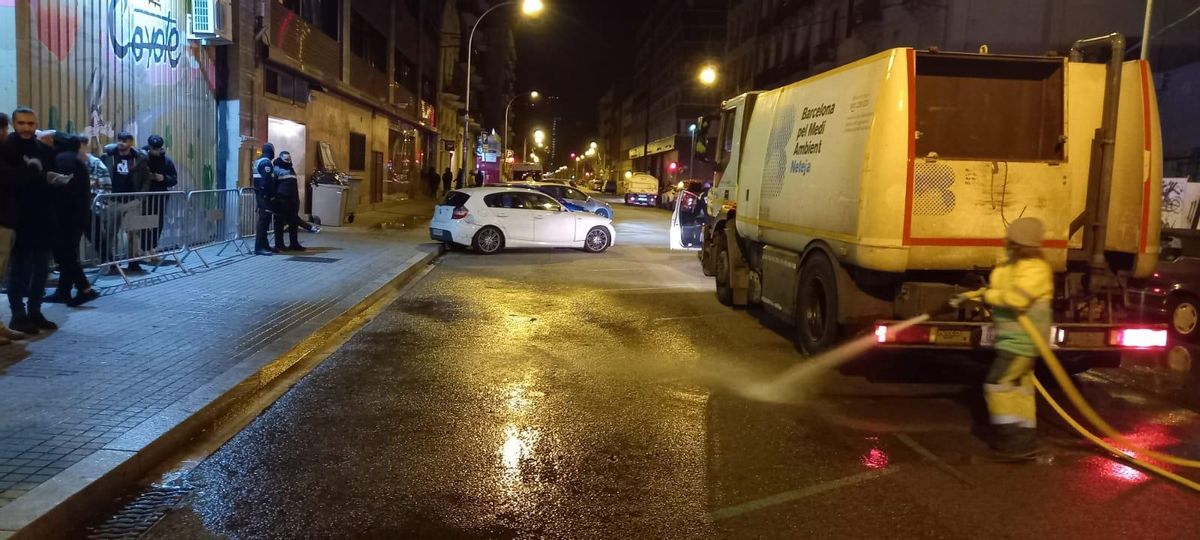 El ‘botellon’ que no para indigna els veïns del ‘triangle golfo’ del Poblenou El ‘botellon’ que no para indigna els veïns del ‘triangle golfo’ del Poblenou