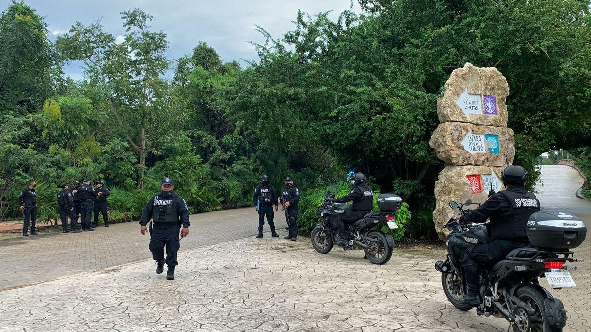 Numerosos agentes de la policía mexicana. Numerosos agentes de la policía mexicana.